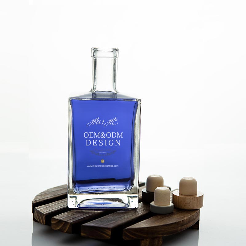 Quadratische leere Korkenglas -Wodka -Flasche